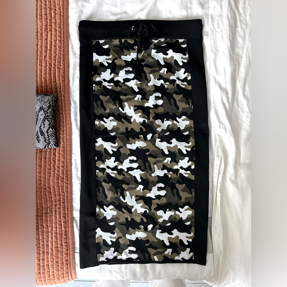 Pencil skirt. Michael Kors. S. Military print.